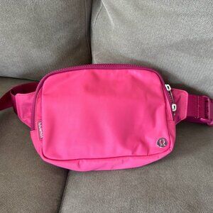 Everywhere Belt Bag Large 2L - Raspberry Coulis/Wild Berry